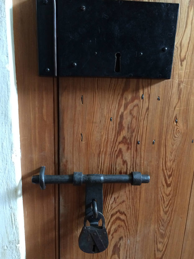 Solve Series Locks and Latches jigsaw puzzle online with 20 pieces