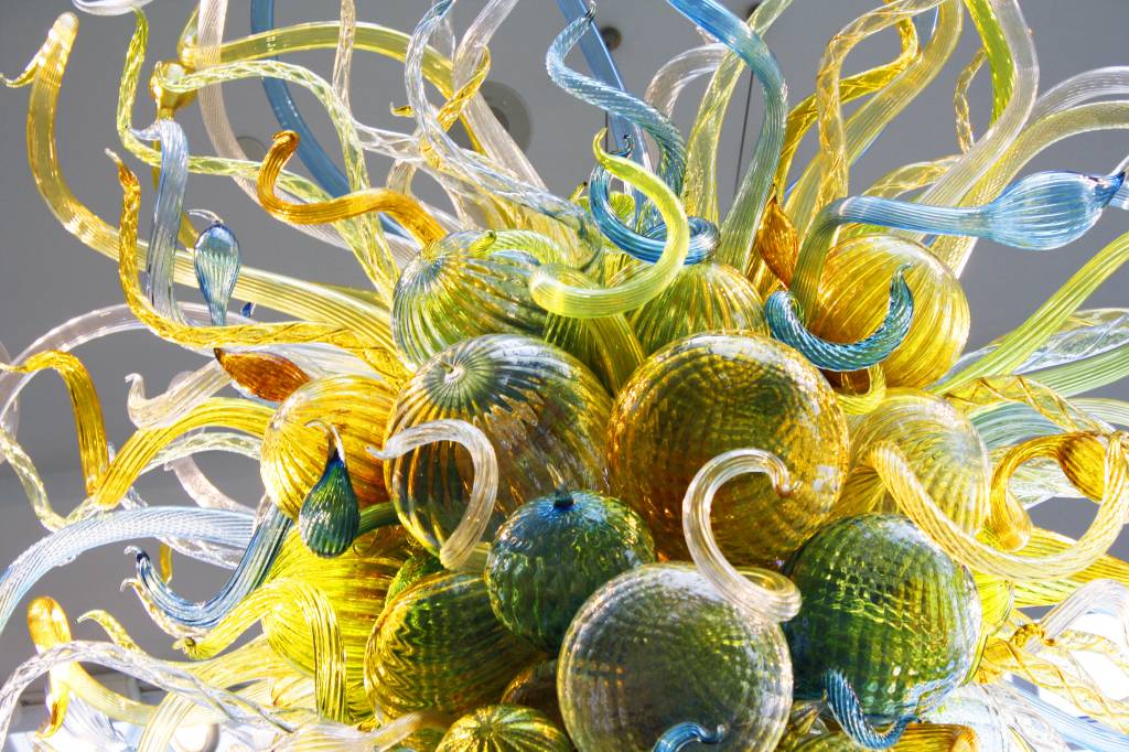Solve Dale Chihuly Glass jigsaw puzzle online with 15 pieces
