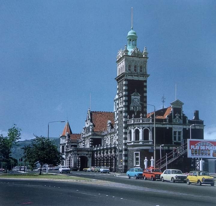 Solve Dunedin railway station jigsaw puzzle online with 16 pieces