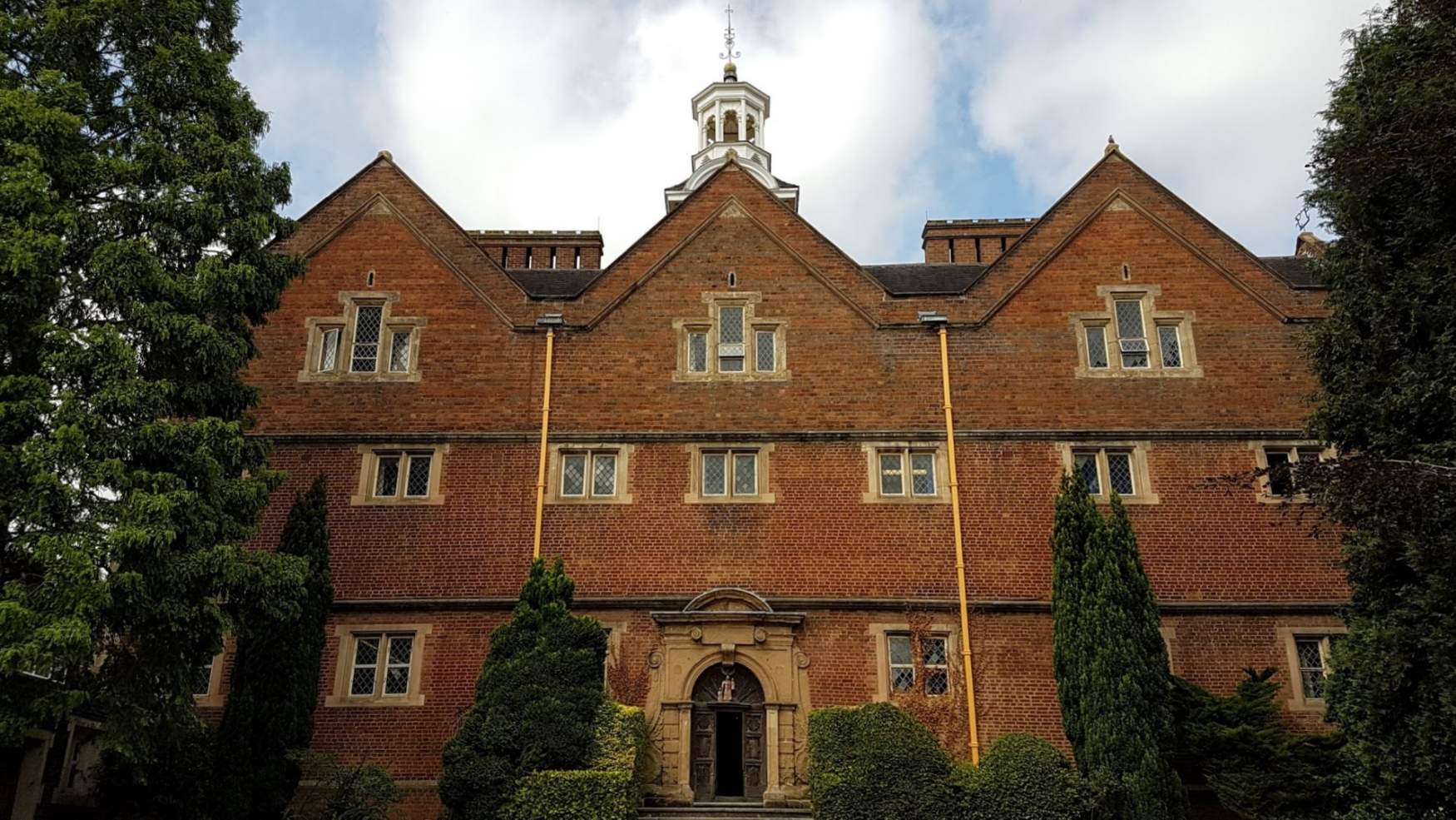 Solve Old Swinford Hospital Bluecoat School jigsaw puzzle online with