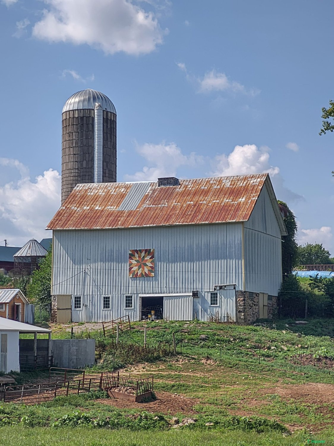 Solve Metal barn Sauk Co WI Tim Hoover jigsaw puzzle online with 252 pieces