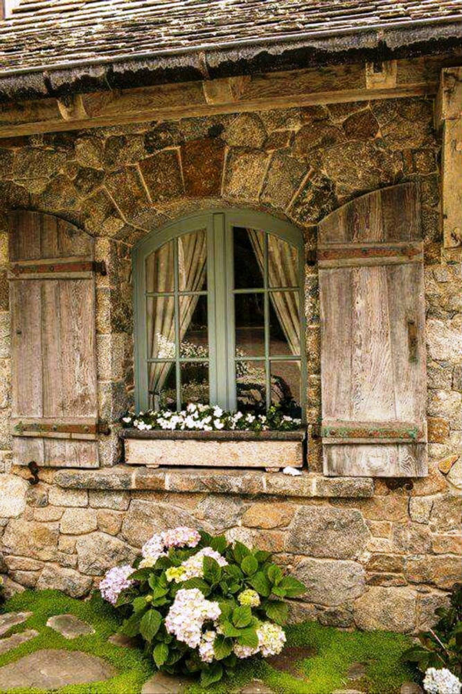 Solve Stone Building Window Boxes jigsaw puzzle online with 70 pieces