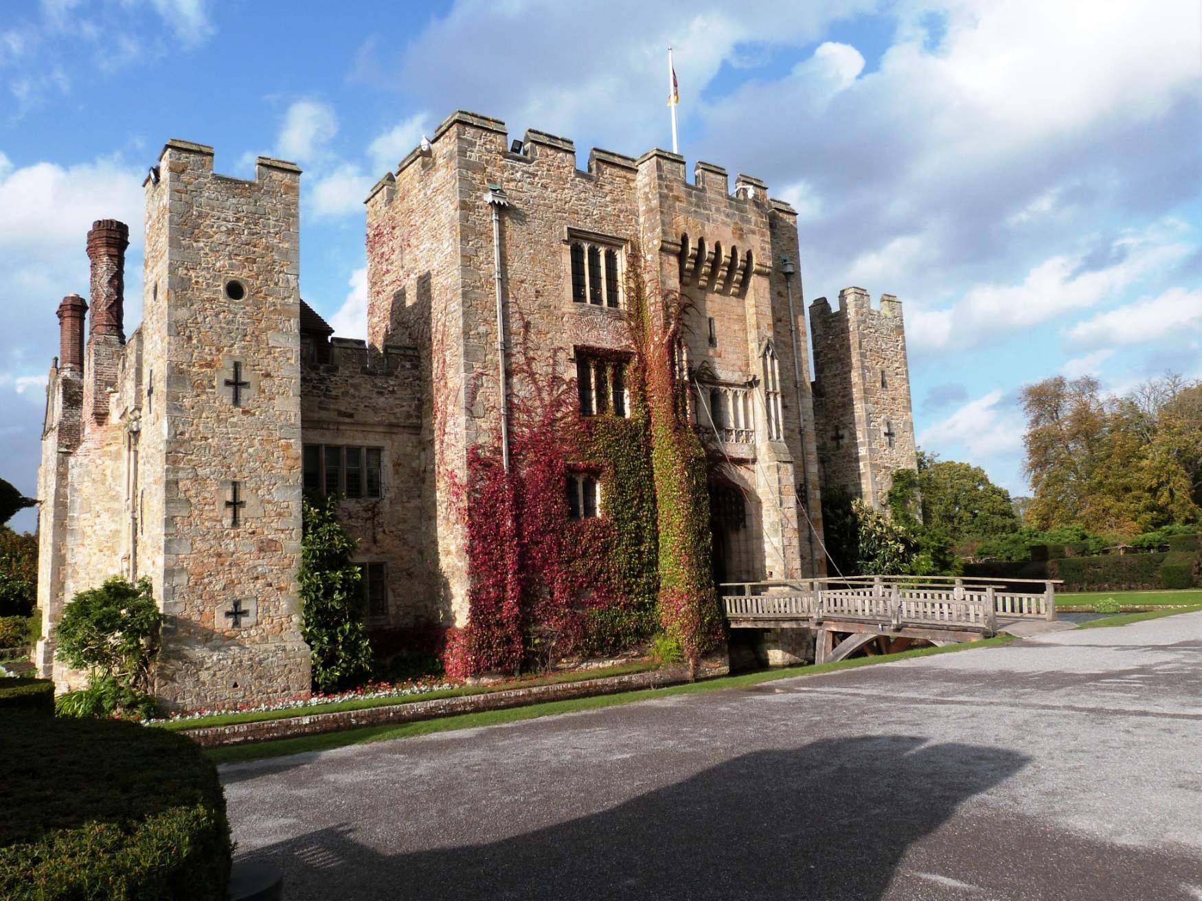 Solve Hever Castle, Kent jigsaw puzzle online with 154 pieces