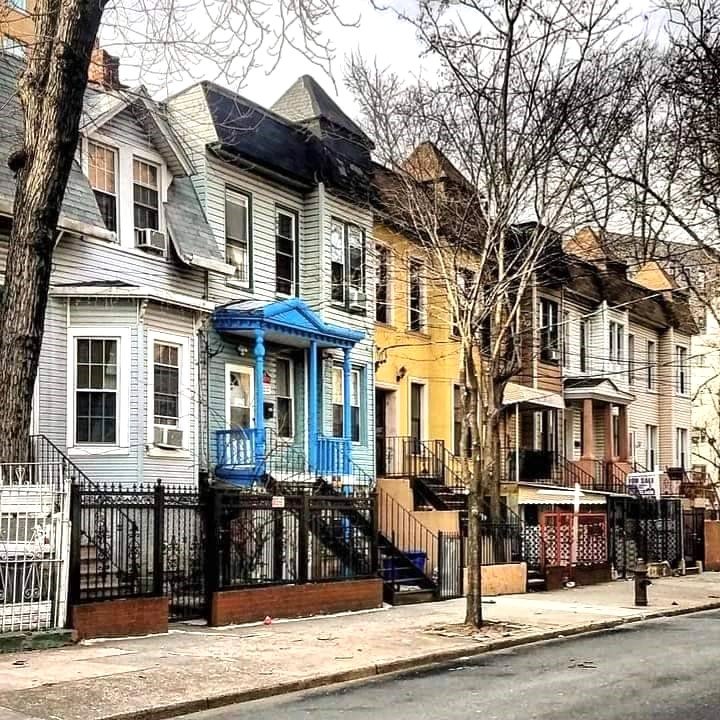 Solve Houses in Highbridge, the_Bronx jigsaw puzzle online with 121 pieces