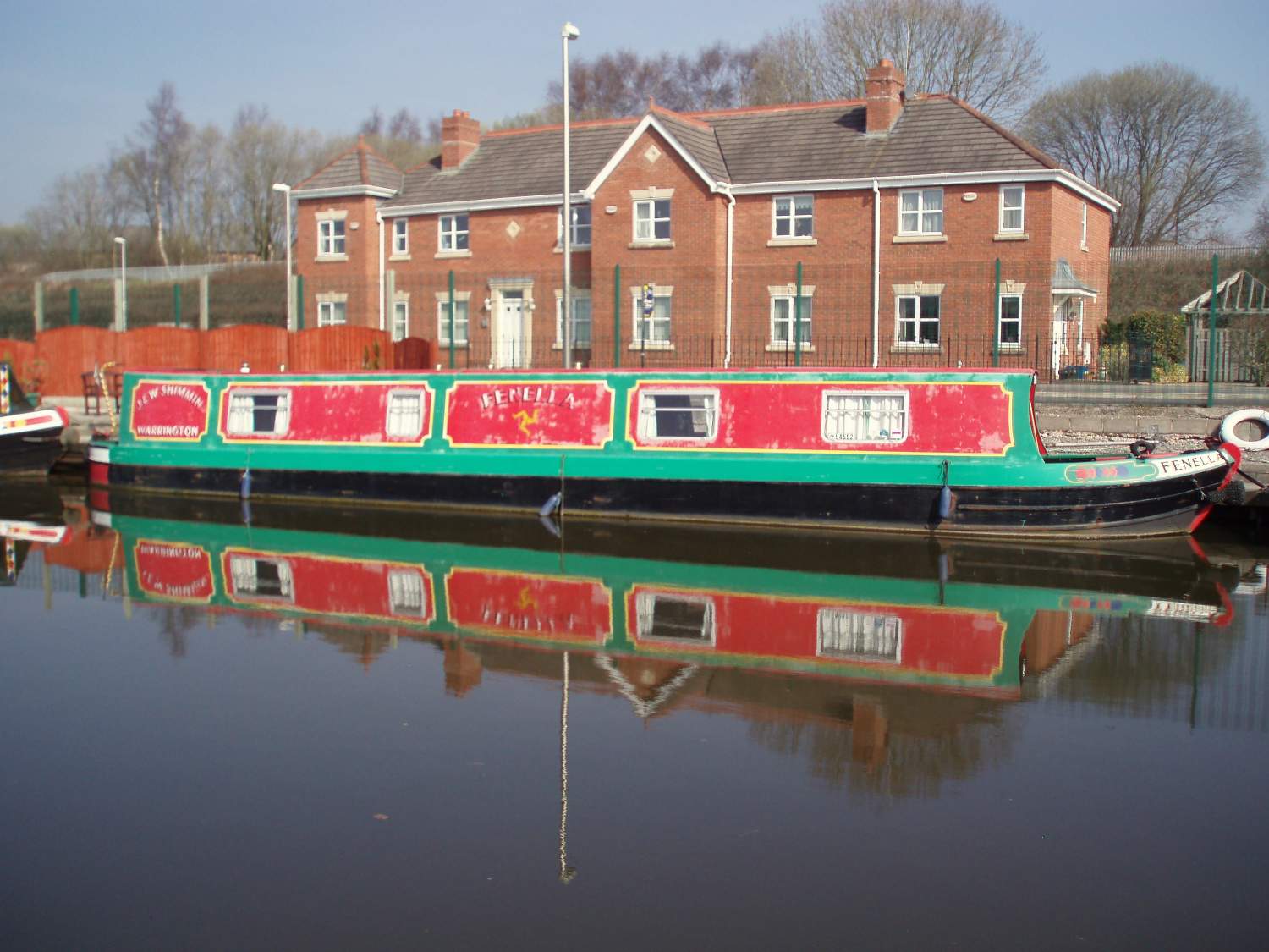 Solve Barge at Appley Bridge jigsaw puzzle online with 48 pieces