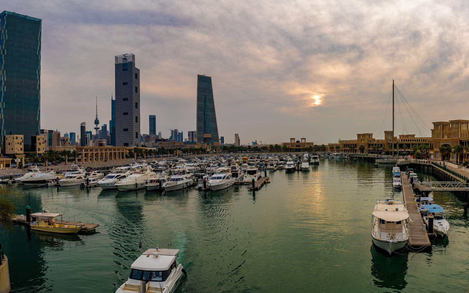 Solve KuwaitSouqSharqMarina jigsaw puzzle online with 160 pieces