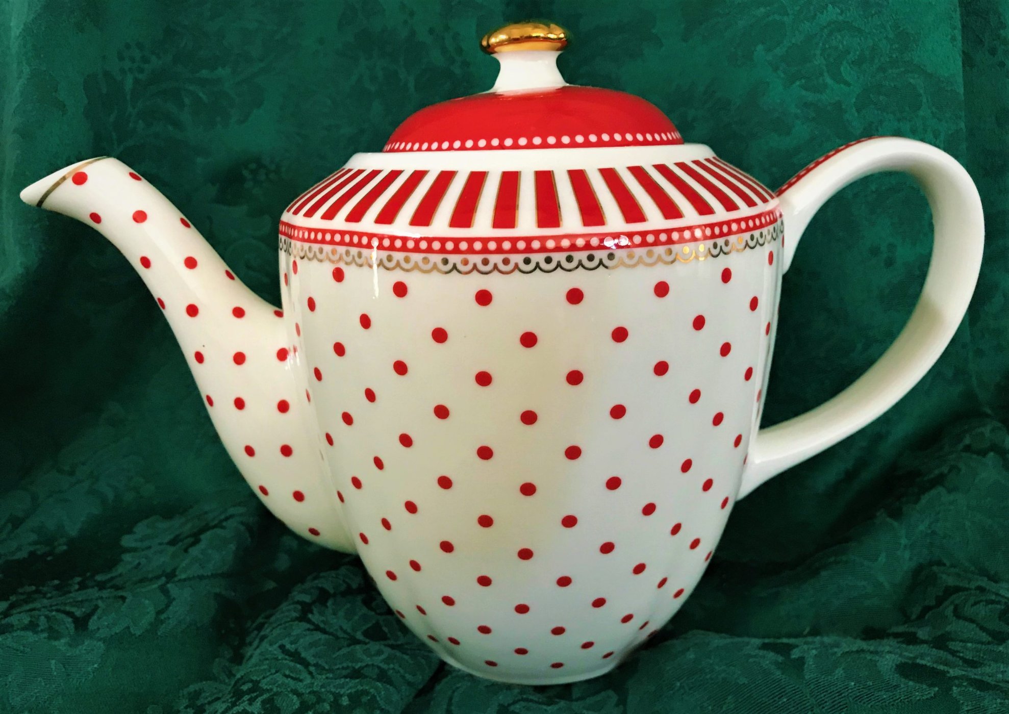 Solve TEAPOTS ☕ jigsaw puzzle online with 70 pieces