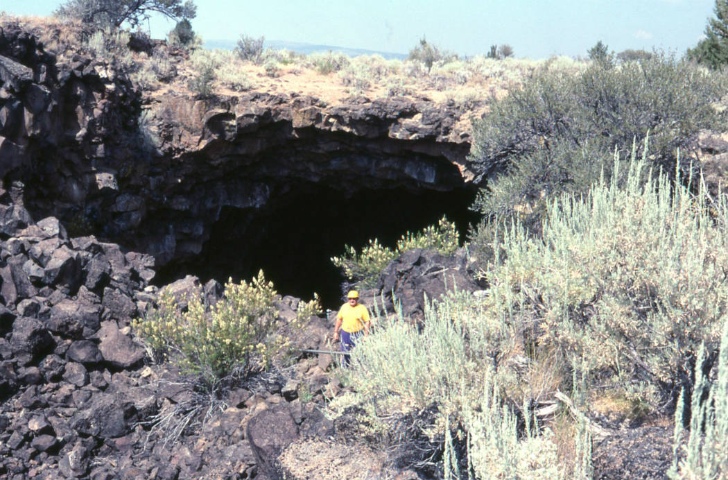 Solve Lava Beds National MonumentEntrance To An Ice Cave jigsaw puzzle online with 24 pieces