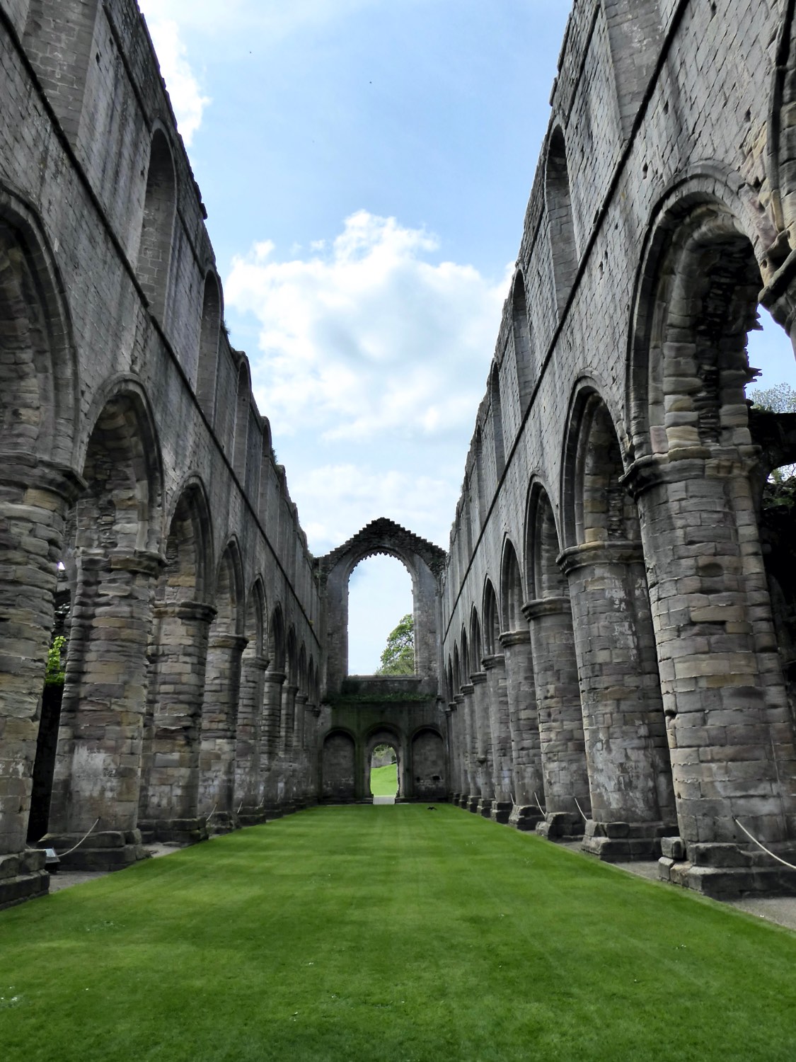 Solve Fountains Abbey jigsaw puzzle online with 99 pieces
