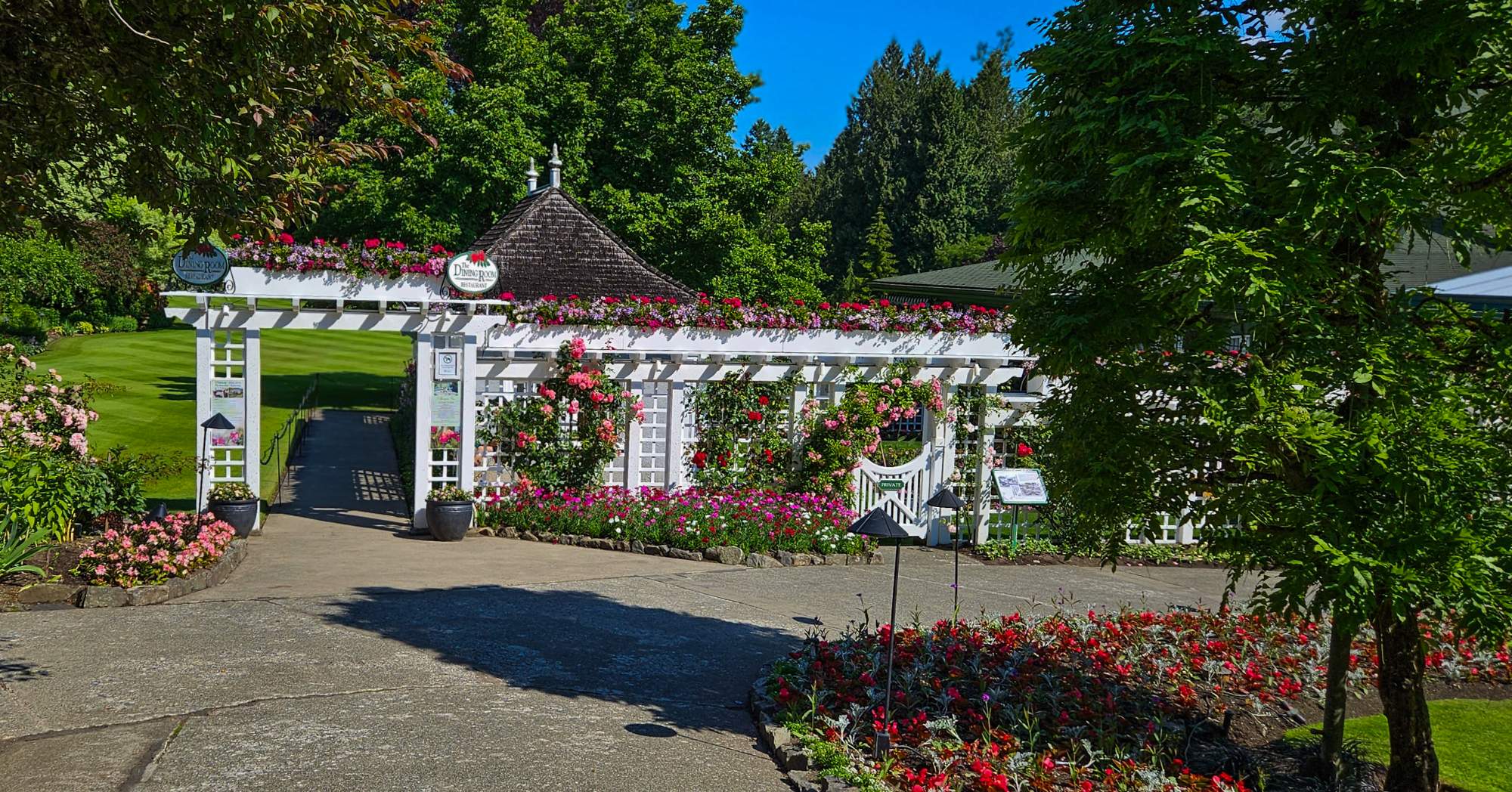 Solve Entrance to the Butchart Gardens Dining Room jigsaw puzzle online