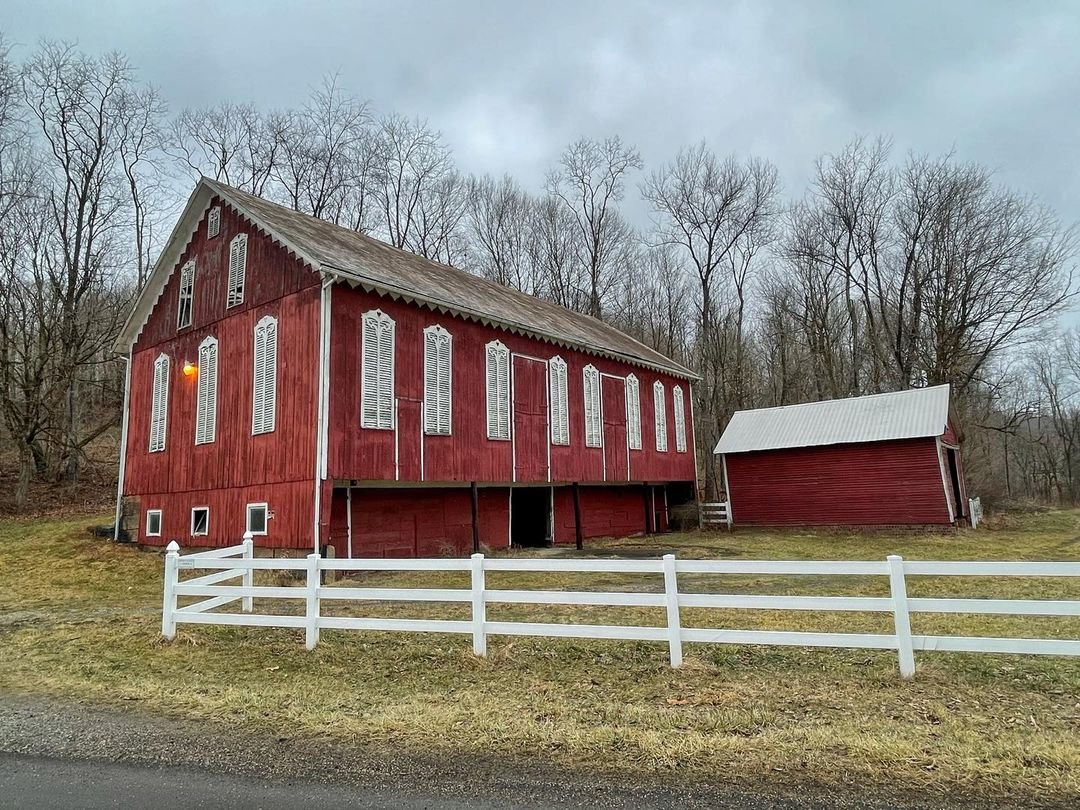 Solve Malvern Ohio Barn jigsaw puzzle online with 252 pieces