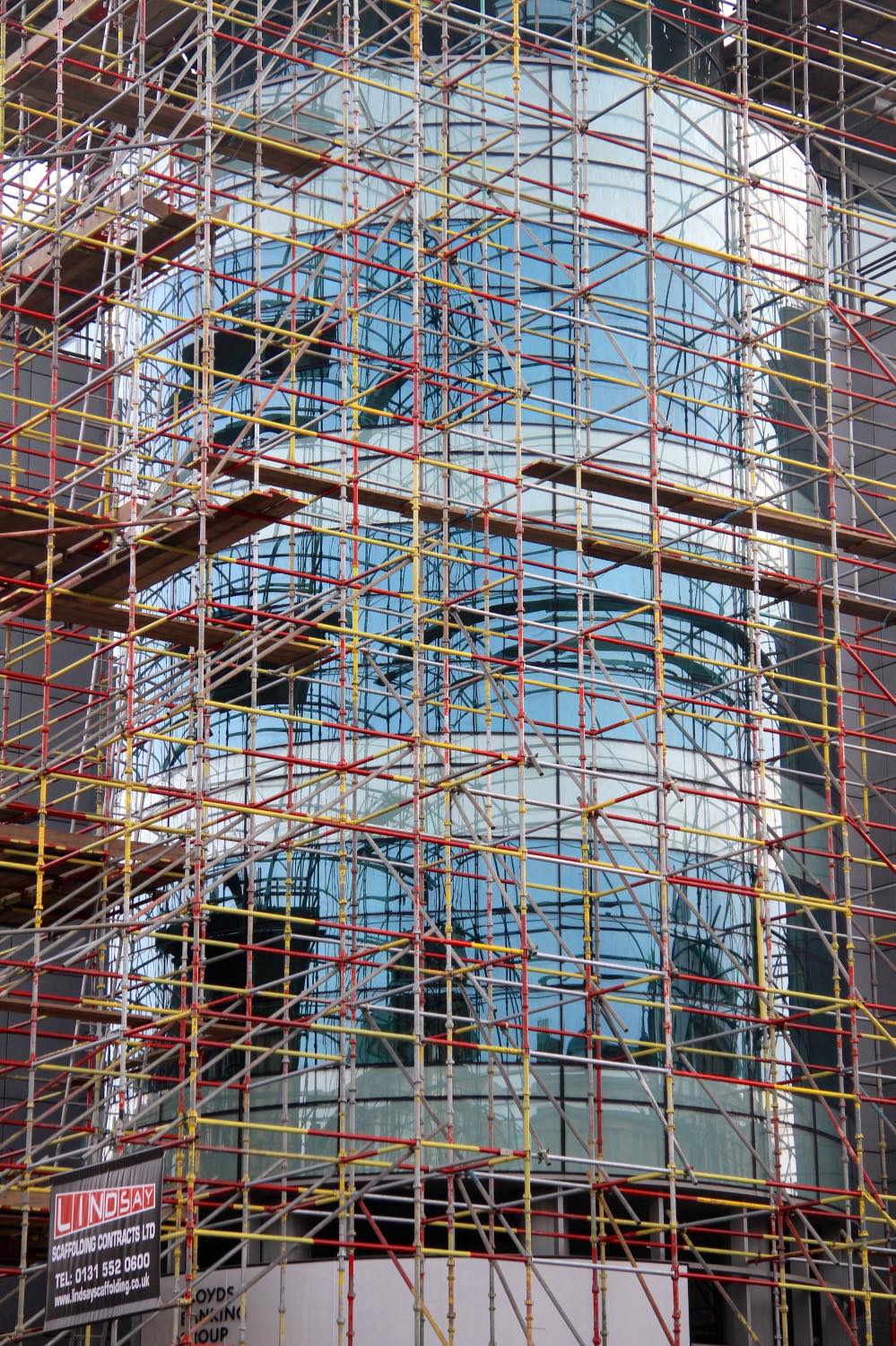 Solve Edinburgh Scaffolding Challenge jigsaw puzzle online with 96 pieces