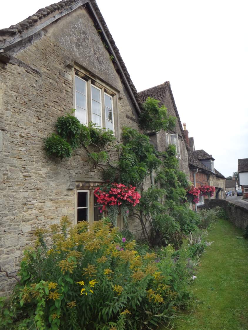 Solve Cotswold cottage, England. jigsaw puzzle online with 48 pieces