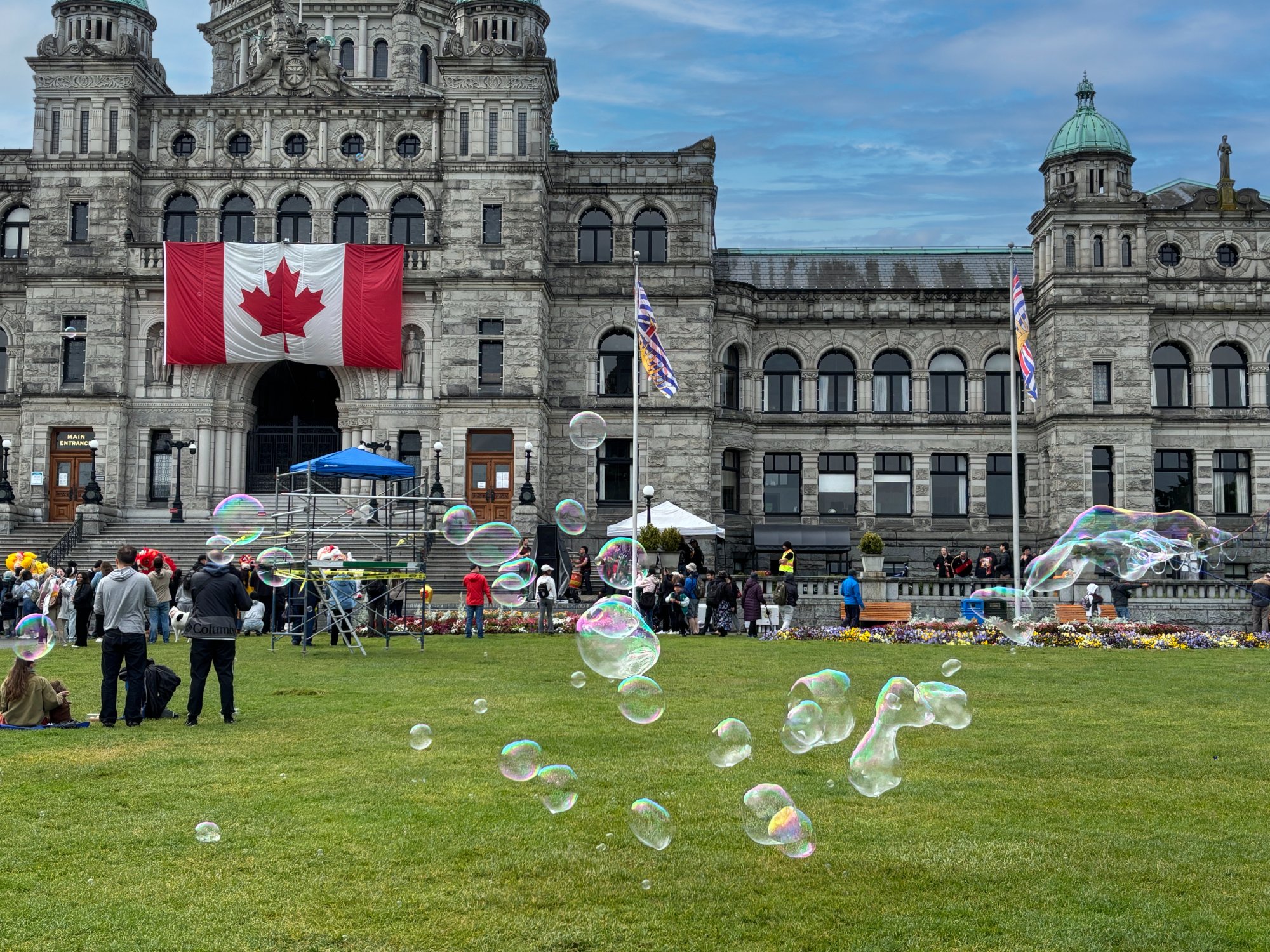 Solve Soap bubbles at the BC Legislature jigsaw puzzle online with 130 Solve Soap bubbles at the BC Legislature jigsaw puzzle online with 130
