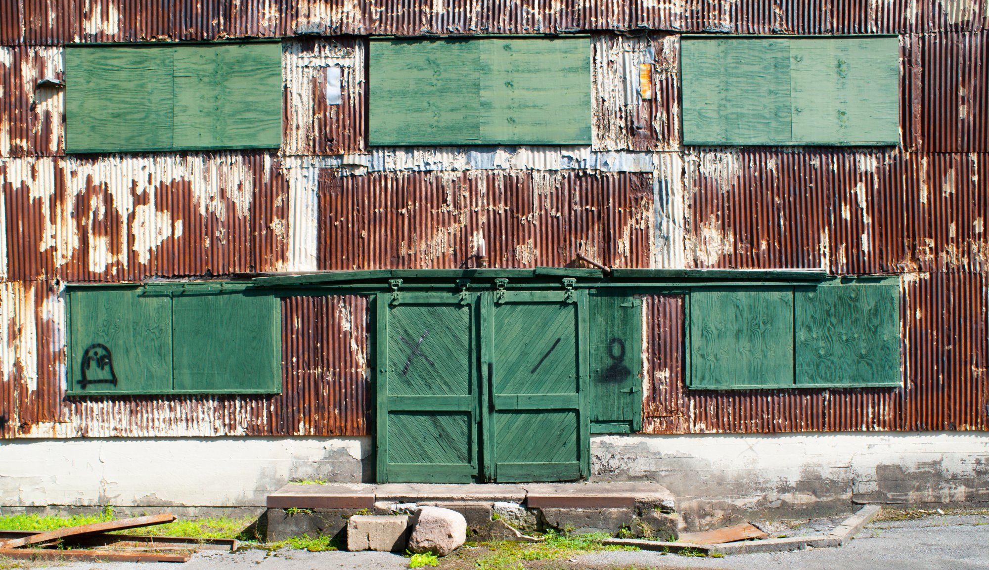 Solve Old Storage Building jigsaw puzzle online with 432 pieces