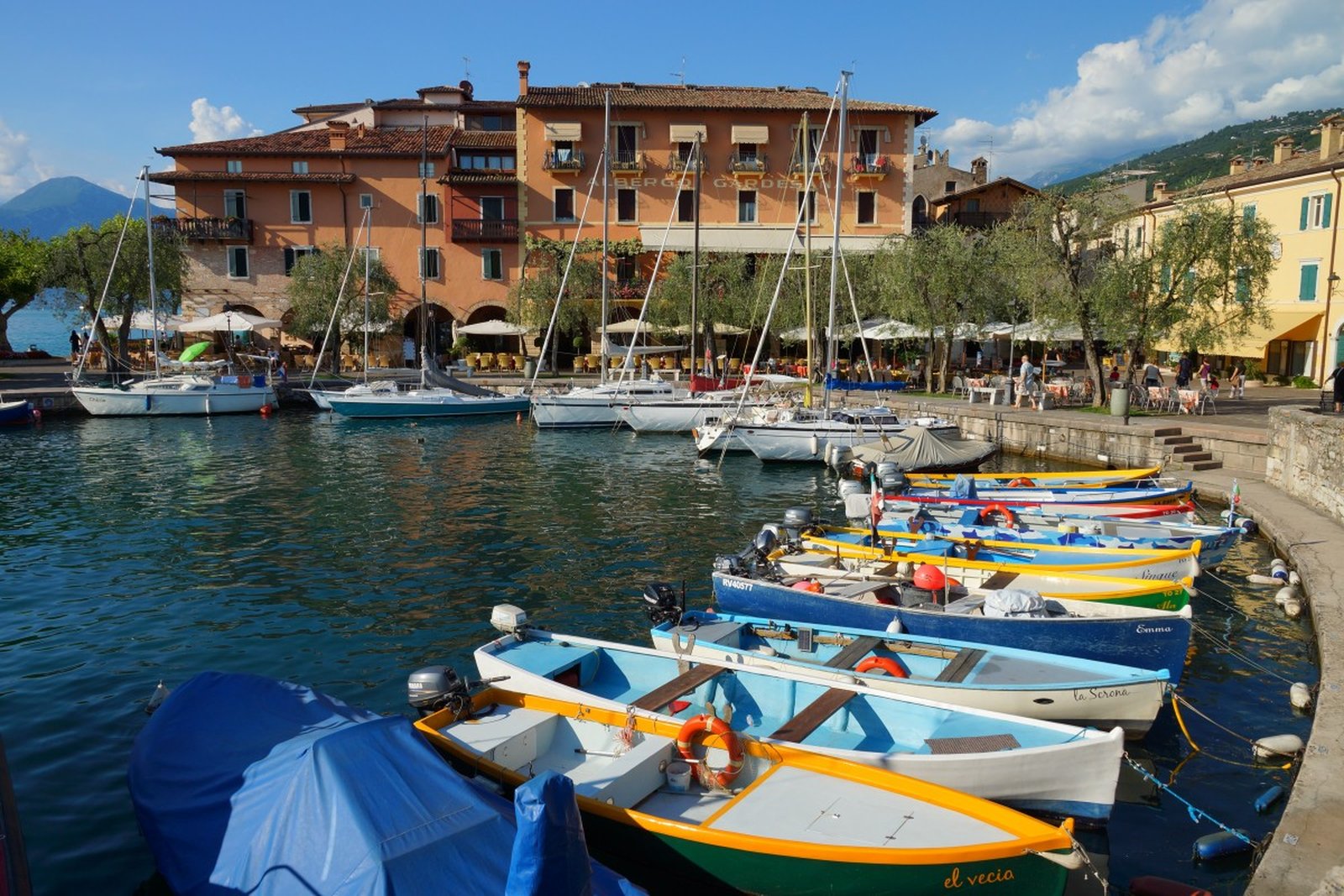 Solve gardesana_garda_port_albergo_italy_boats1075902 jigsaw puzzle