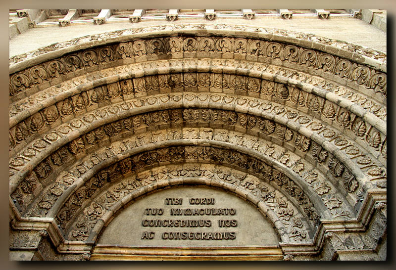 Solve Manila Cathedral jigsaw puzzle online with 12 pieces